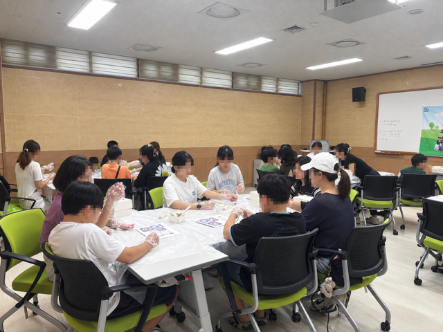 Namdong-gu Dream Start: Families Make Jeolpyeon Flower Rice Cake