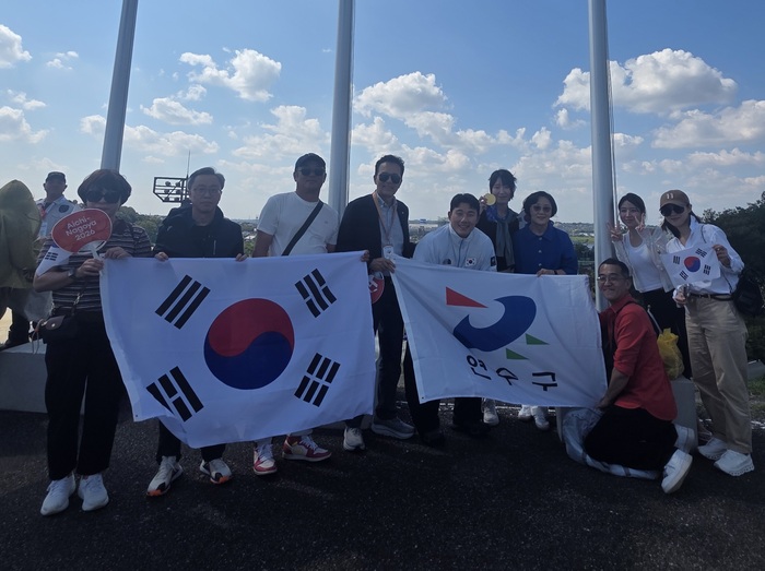 Jang Sangwon thuộc Văn phòng Yeonsu-gu giành huy chương vàng đầu tiên trong lịch sử ở nội dung K-4 500m tại Asian Games