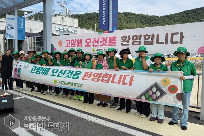 徳積面サマウル婦人会、徳積バダ駅で帰省客・観光客に「愛のお茶」を振る舞う