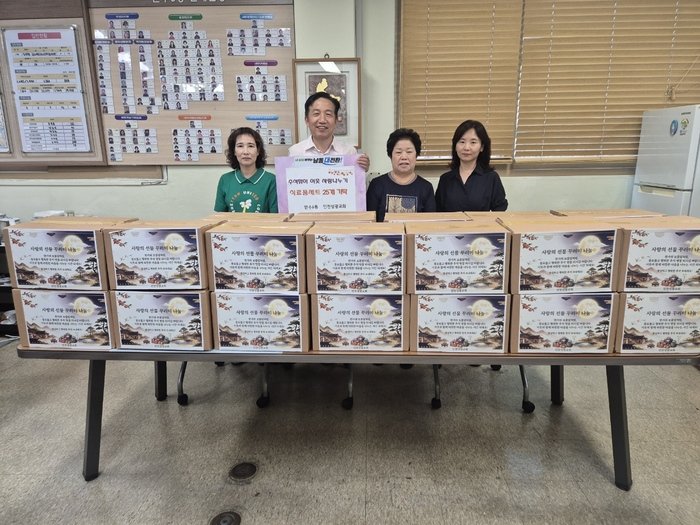 Nhà thờ Incheon Seonggwang tặng 25 hộp quà Trung thu cho Mansu 6-dong