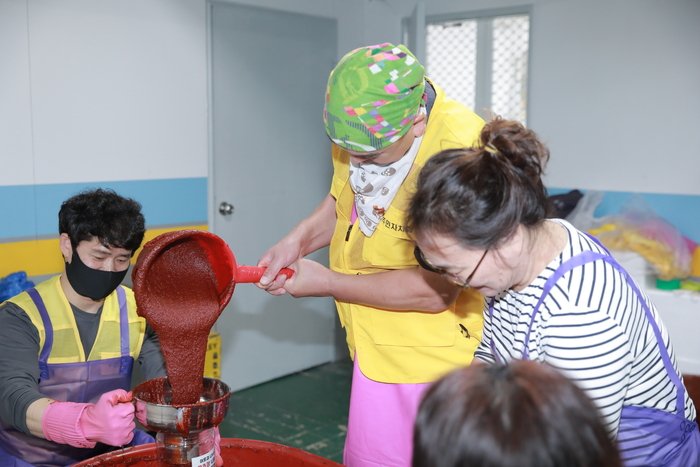 万水1洞住民自治委、手作りのコチュジャンを150世帯に分け合う