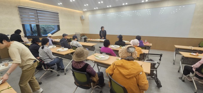 장수서창동, 경로당 어르신들과 함께한 가을 힐링…‘늘솔길 숲이야기’ (사진 제공: 남동구청)