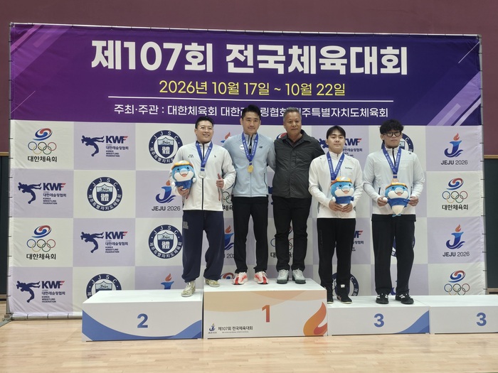[코리안투데이] (사진) 구로구청 레슬링팀 정용석 선수(왼쪽)가 제107회 전국체육대회 남자 일반부 자유형 70㎏급에서 은메달을 획득한 뒤 시상대에서 기념촬영을 하고 있다. © 박수진 기자