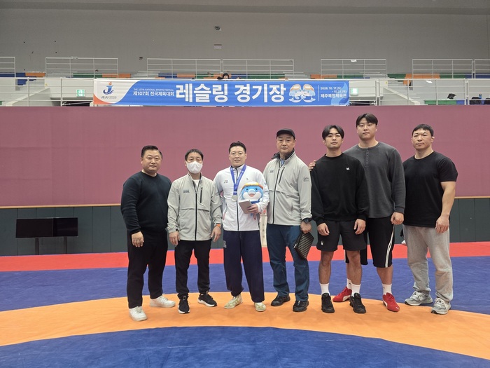 [코리안투데이] (사진) 제107회 전국체육대회에서 은메달을 획득한 구로구청 레슬링팀 정용석 선수(왼쪽 세 번째)가 선수단과 함께 기념촬영을 하고 있다. © 박수진 기자