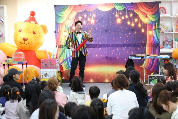 [코리안투데이] (사진) 꿈나무장난감나라 매직데이에서 어린이들이 마술공연을 관람하고 있다. © 박수진 기자