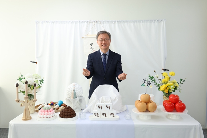 [코리안투데이] (사진) 장인홍 구로구청장이 꿈나무장난감나라 오류점 사진 촬영 공간에서 기념촬영을 하고 있다. © 박수진 기자