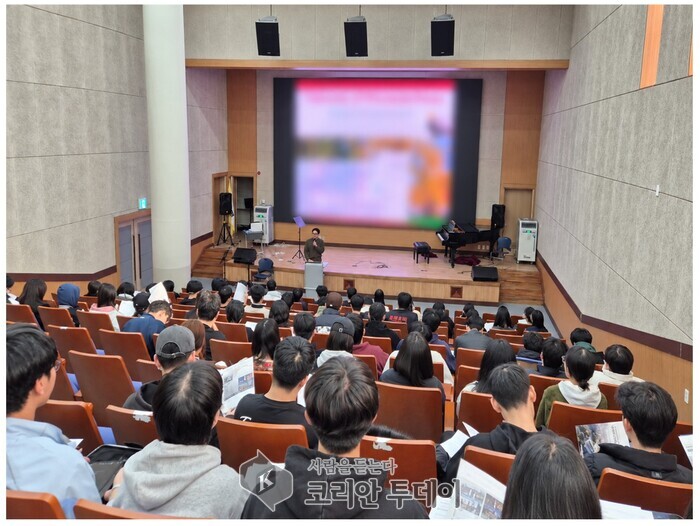 [코리안투데이] 강원외국어고등학교 전교학생들 대상으로 진로와 진학(미국유학)에 대해서 설명회를 진행하고 있는 유정호 대표 © 백창희 기자