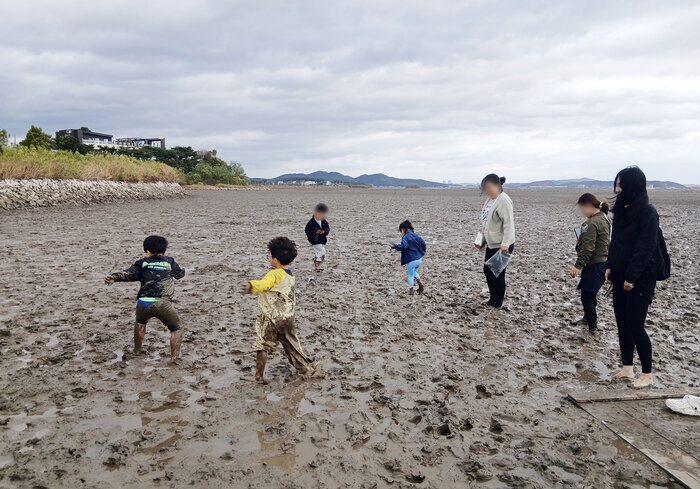 Gangseo-gu organiséiert Famill-Naturausfluch mat 72 Kanner an Familljen aus dem Dream Start um Ganghwado Natur-Erfarungsbauerenhaff