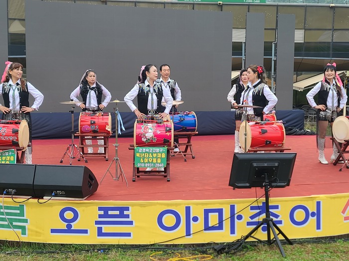 [코리안투데이] 딸과의 이별을 넘어 장구와 봉사로 다시 선 무대, 강경숙 단장의 새로운 도전 ©김현수 기자
