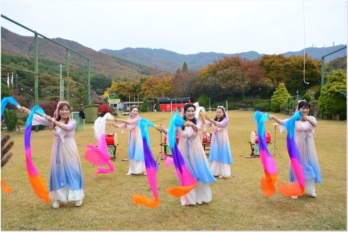 [코리안투데이] 장구·한복·부채춤으로 사람들과 소통... 강경숙 단장, 문화봉사로 이어가는 인생 2막 © 김현수 기자