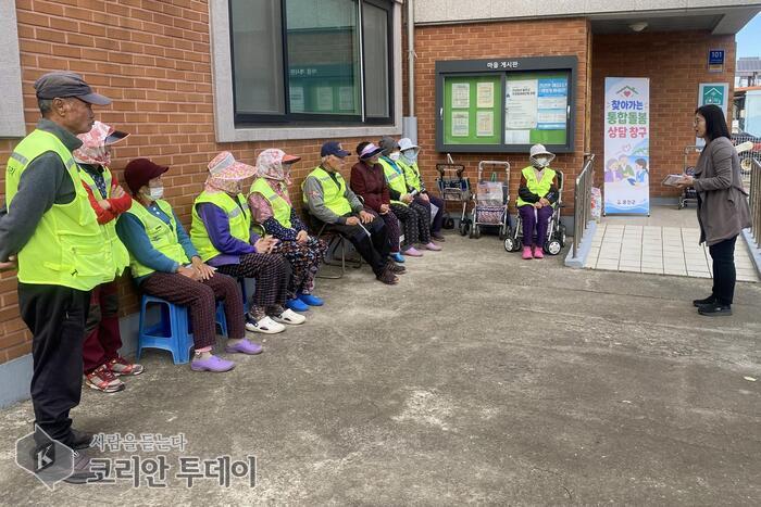 [The Korean Today] 統合ケア事業の案内を受ける住民ら © キム・ミヒ記者