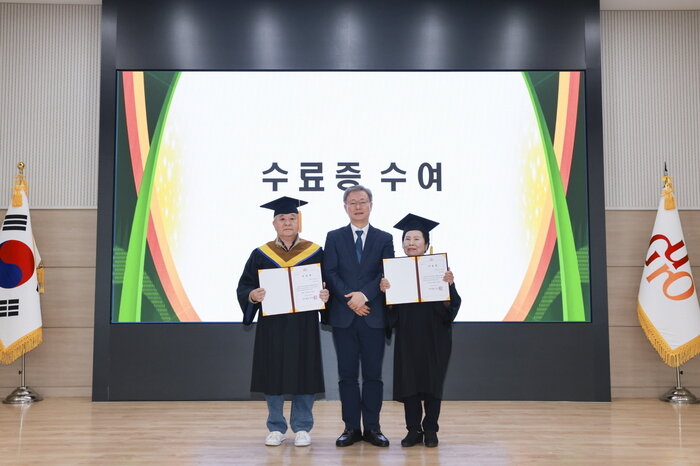 [코리안투데이] (사진) 장인홍 구청장(가운데)이 수강생 대표와 기념촬영을 하고 있다. © 박수진 기자