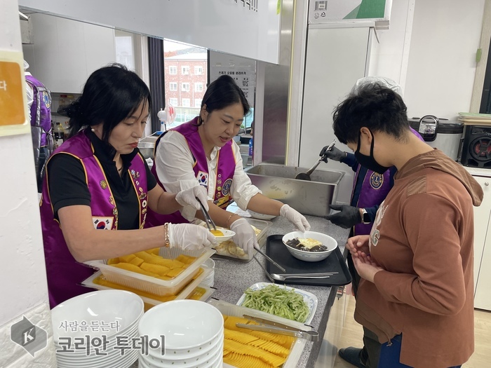 [코리안투데이] 꿈꾸는나무를 찾아 자장면 70인분을 대접헸다. © 이선영 기자