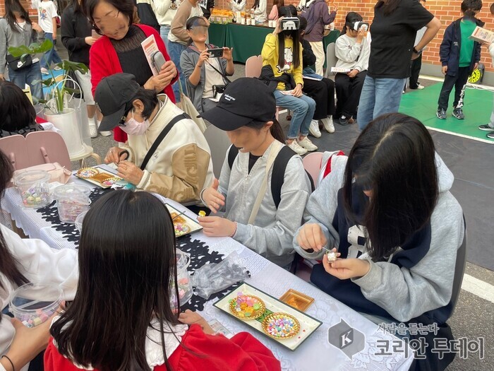 [코리안투데이] 부천시다함께돌봄센터 원종청소년어울마당 공예체험(키링제작) © 이예진 기자