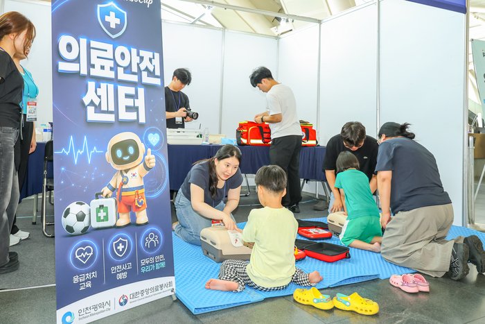 '로보컵 2026 인천' 참가자 단체사진